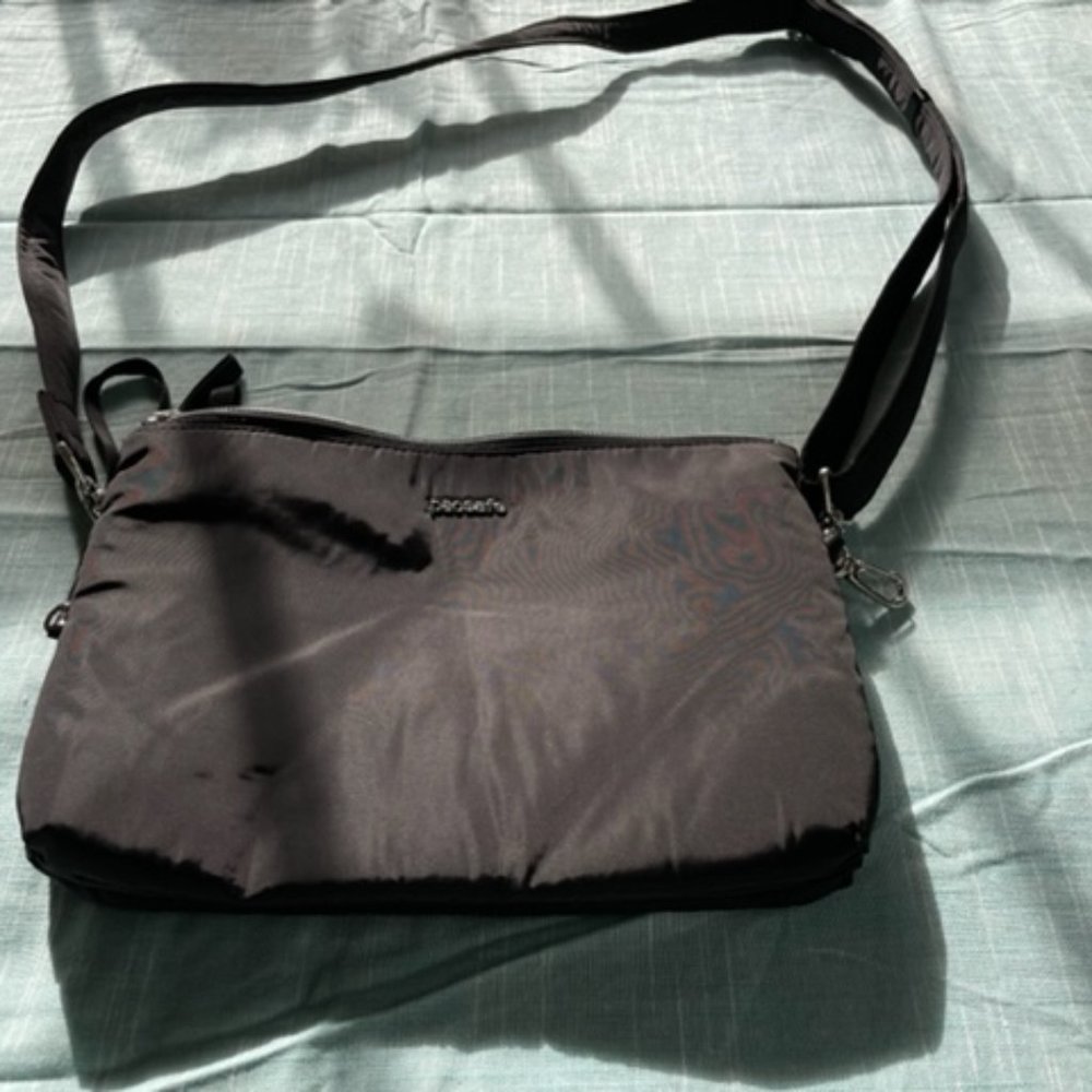 PAC SAFE CROSSBODY BAG - RFID
